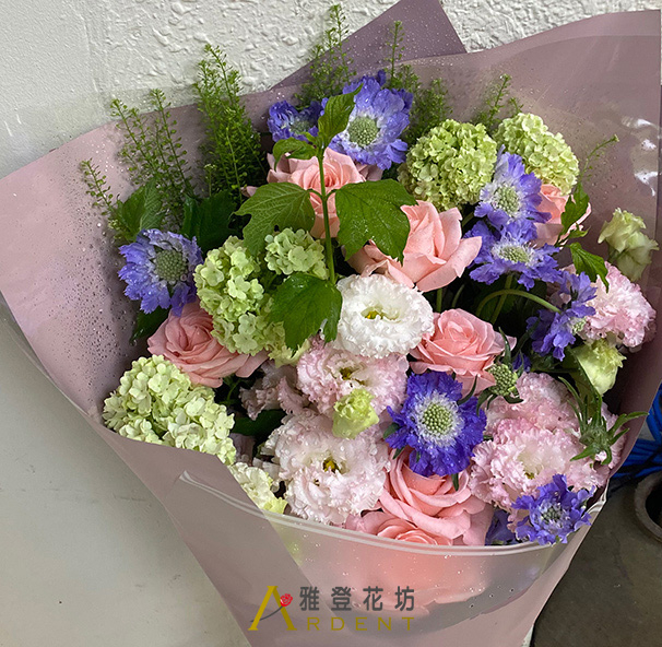 感謝長輩用的粉色玫瑰繡球桔梗花束