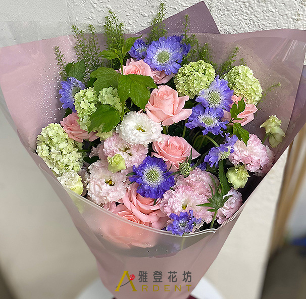 粉玫瑰搭配藍繡球與粉桔梗的精緻手綁花禮